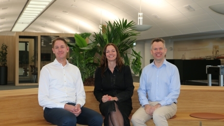 Louise Klemen Carstens med to af afdelingens partnere, Thomas Skou Jacobsen og Jesper L. Sandal 