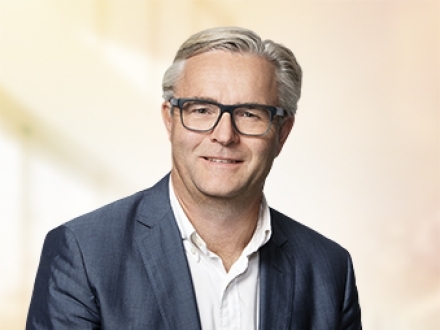 Peter Thor kellmer bredt og lille format